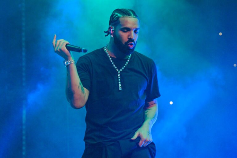 Exciting 2025 Drake Concert Crowd Interaction